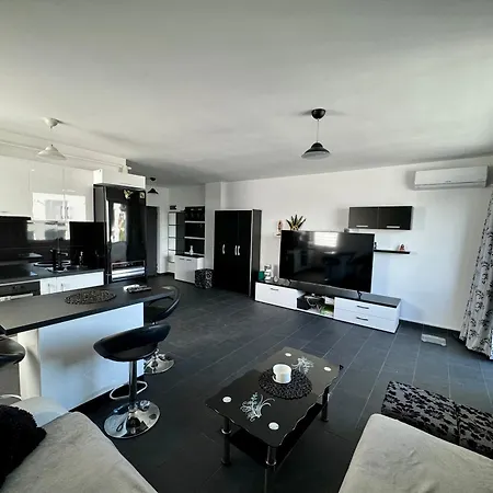 Oferim Spre Inchiriere De Lux Appartement *